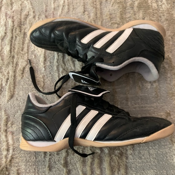adidas Shoes - 🦋 Sz 7 Adidas indoor soccer shoes